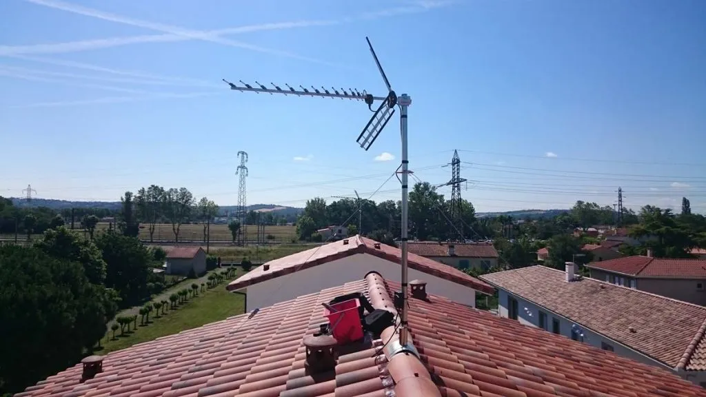 Antenniste orientant une antenne râteau